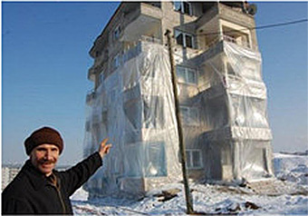 Гражданин Турции, спасаясь от мороза, обернул свой дом нейлоном