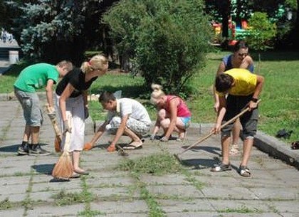 Харьковчан приглашают заработать на уборке города