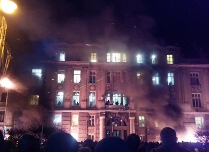 Во Львове захвачено здание прокуратуры. Уголовные дела сгорают в огне