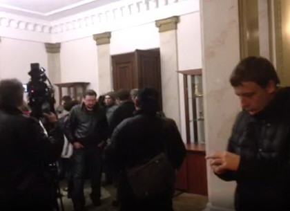 В кабинете Добкина активисты сорвали портрет Януковича и сожгли (Дополнено, ФОТО)