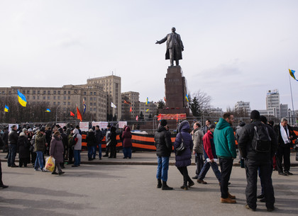 Харьковчане не позволили снести памятник Ленину (ФОТО)