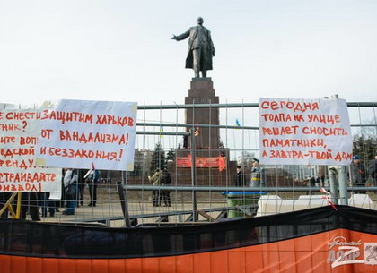 Кернес обещает обеспечить все условия для защитников памятника Ленину