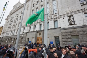 Флаг России спустили с флагштока возле горсовета