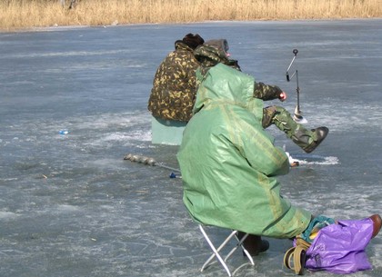 Лед становится все тоньше. На Харьковщине чуть не погибли девять рыбаков (ФОТО)
