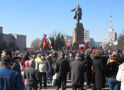 Тысячи людей вышли на площадь Свободы с пророссийскими лозунгами (ФОТО)