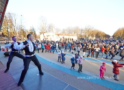 Как в парке Горького женщин поздравляли и сальсу танцевали (ФОТО)