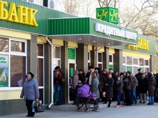 В Крыму началась паника. Люди штурмуют банкоматы и скупают продукты