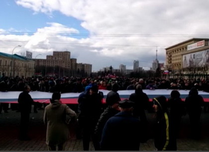 Митингующие с флагом России стоят напротив ХОГА. Движение на Сумской перекрыто (ФОТО, ВИДЕО)