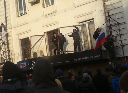 Пророссийские активисты разгромили офис «Просвіти » на Рымарской (ФОТО)