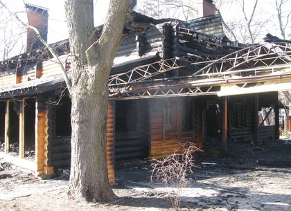 В саду Шевченко сгорел ресторан «Теремъ» (ФОТО, ВИДЕО)