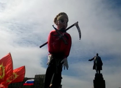 На памятнике Ленину поставили куклу Тимошенко в кандалах (ФОТО, ВИДЕО)