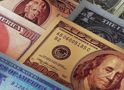 Доллар и евро подешевели при открытии межбанка