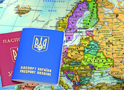 Харьковчане массово оформляют загранпаспорта. Миграционная служба принимает меры