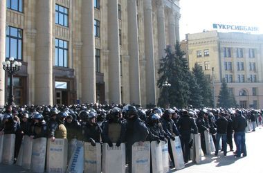 К Харьковской облгосадминистрации стягивают правоохранителей