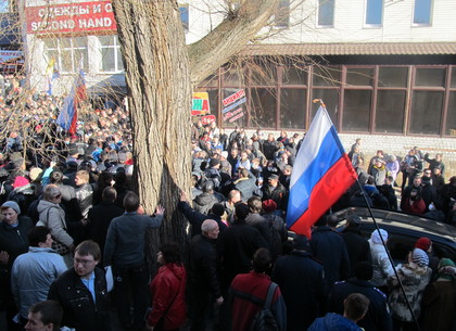 У театра Шевченко произошли столкновения между митингующими (Дополнено, ФОТО)