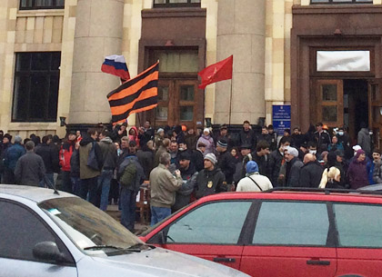 В милиции говорят, что убедили пророссийских активистов покинуть ХОГА (ФОТО)