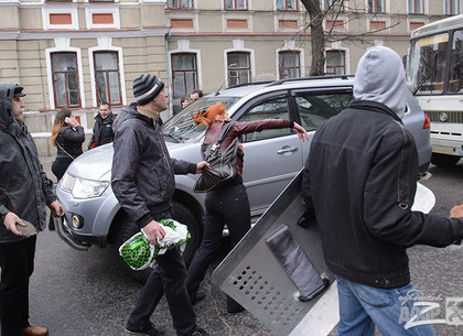 Возле ХОГА пророссийские активисты разбили автобусы с силовиками (ФОТО, ВИДЕО)