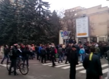 Агрессивные активисты перекрыли улицу Мироносицкую (ВИДЕО)