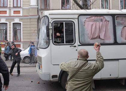 Возле ХОГА пророссийские активисты разбили автобусы с силовиками