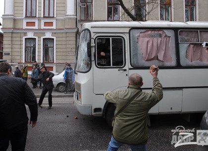 Активистам, напавшим на автобус с милицией в Харькове, грозит до четырех лет тюрьмы