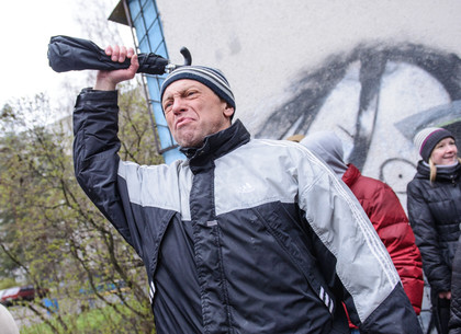 Под Киевским райсудом пророссийские активисты ожидают заседания