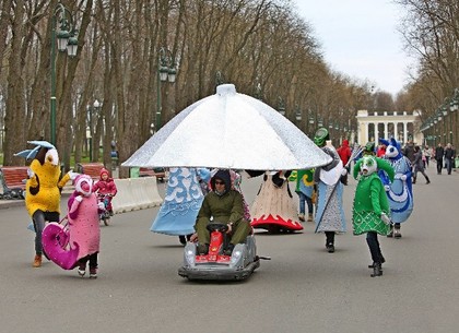 Шествие «зеленых человечков» в центре Харькова (ФОТО)