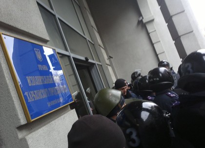 Антимайдановцы пытались захватить здание Харьковского горсовета (ФОТО)