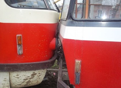 Столкновение трамваев на Салтовке: в больницу попали четыре человека (ФОТО)