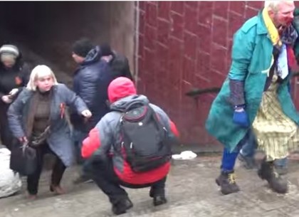 Пророссийская активистка, которая ногами добивала избитого мужчину, будет находиться под домашним арестом