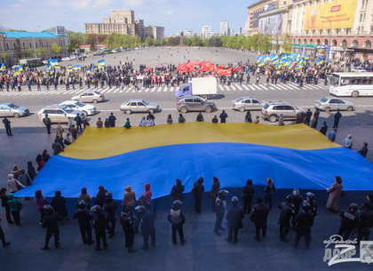Депутатов Харьковского облсовета встречают огромным флагом Украины (ФОТО)