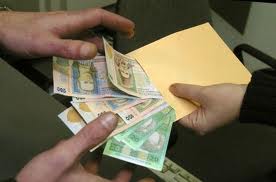 Несколько сотен работников на Харьковщине остались без зарплат «в конвертах»