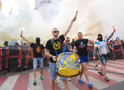 Болельщики «Металлиста» и «Днепра» прошли маршем «За единую Украину»