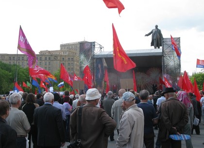 Коммунисты отмитинговали, толпа переместилась к зданию Харьковской ОГА