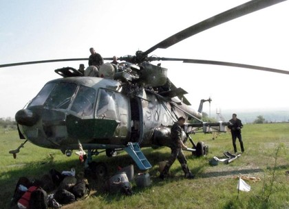 Обстрелянный сепаратистами вертолет ремонтируют в полевых условиях