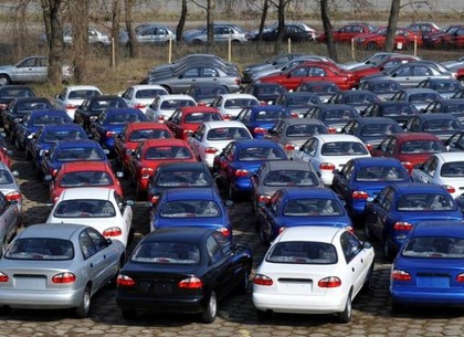 Украинцы перестали покупать новые машины: автомобильный рынок на грани краха