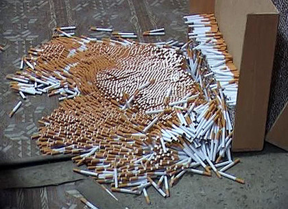 В Харькове в гараже накрыли подпольный склад сигарет на полмиллиона
