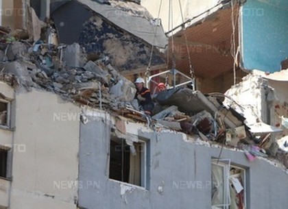 Под завалами дома в Николаеве продолжают искать двух студенток
