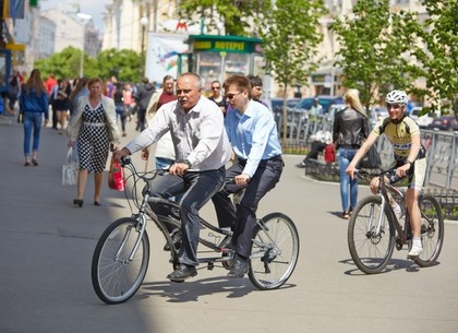 Исполнение мечты. Кернес подарил незрячим активистам уникальный велосипед (ФОТО)