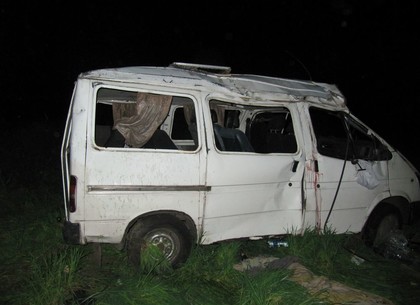 На Харьковщине перевернулся микроавтобус. Два человека погибли, трое – в больнице (ФОТО)