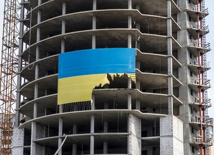 В Харькове ночью сожгли огромный флаг Украины (ФОТО)