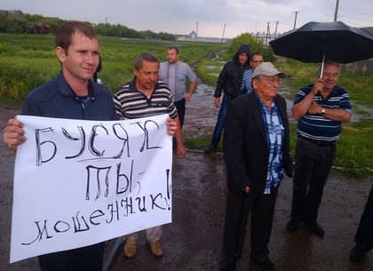 На Харьковщине люди требуют посадить «мошенника-директора», который ловко уходит от правосудия (ФОТО)