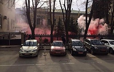 Посольство Украины в Москве забросали дымовыми шашками «лимоновцы»