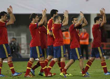 Сборная Испании вылетает, Голландия и Чили - в плей-офф