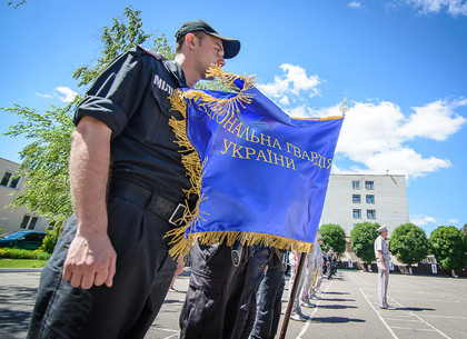 Харьковские общественники передали Нацгвардии сто бронежилетов