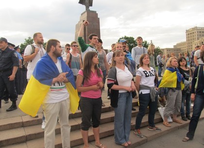 Евромайдановцы пришли под памятник Ленину (ФОТО)