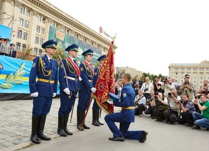 Молодые офицеры ХВУ прошли маршем по площади Свободы (ФОТО)