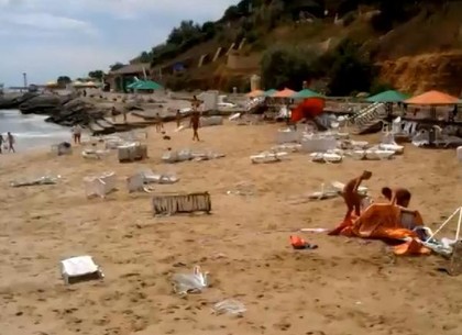 Одесский пляж накрыла гигантская волна: есть пострадавшие (ВИДЕО)