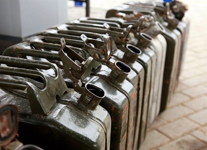 Харьковчанин торговал контрабандным российским бензином в гараже