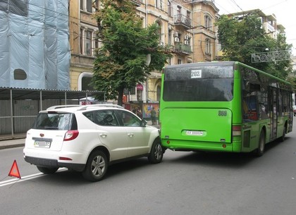 На Сумской столкнулись маршрутный автобус и кроссовер (ФОТО)