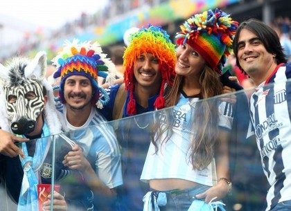 Радость аргентинских болельщиков глазами фотографов (ФОТО)